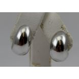 A PAIR OF WHITE GOLD STIRRUP SHAPED RING STYLE EARRINGS, stamped 18k, weight 11.5g