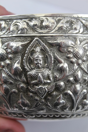 AN EASTERN WHITE METAL BOWL, having embossed decoration in the round of stylised flowers and praying - Image 2 of 6