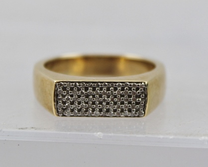 A HEAVY 9CT GOLD RING set with sixty small diamonds within a central flat tablet, size T