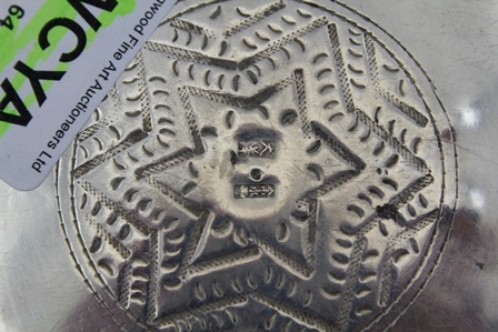 AN EASTERN WHITE METAL BOWL, having embossed decoration in the round of stylised flowers and praying - Image 6 of 6