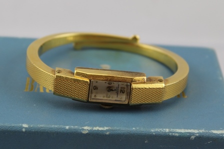 A MID 20TH CENTURY LADY'S "BAUME AND MERCIER" OF GENEVE, gold plated bracelet watch, in original - Image 2 of 7