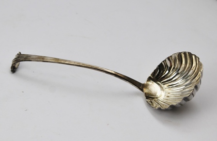 A PAIR OF GEORGIAN SILVER SAUCE LADLES with scallop form bowls and scroll terminal ends, London, - Image 2 of 5