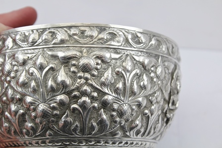 AN EASTERN WHITE METAL BOWL, having embossed decoration in the round of stylised flowers and praying - Image 3 of 6