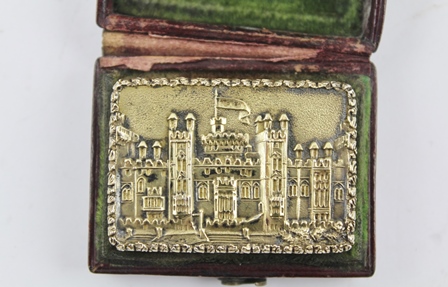 NATHANIEL MILLS AN EARLY VICTORIAN SILVER GILT CASTLE TOPPED VINAIGRETTE, featuring an image of - Image 2 of 10