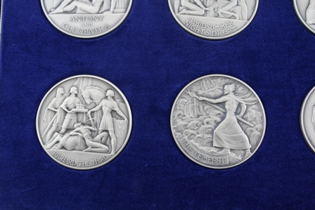 PAUL VINCZE A PRESENTATION SET OF TWELVE SHAKESPEARE COMMEMORATIVE SILVER MEDALLIONS PREPARED BY THE - Image 5 of 8