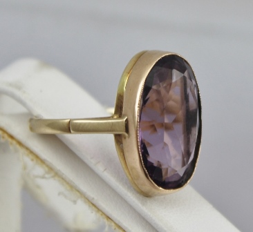 AN AMETHYST SET GOLD DRESS RING, the rub over setting stamped 9ct, set with an oval amethyst, size S - Image 3 of 4