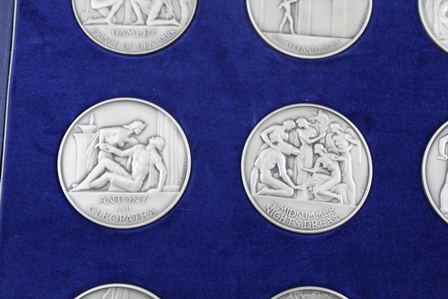 PAUL VINCZE A PRESENTATION SET OF TWELVE SHAKESPEARE COMMEMORATIVE SILVER MEDALLIONS PREPARED BY THE - Image 4 of 8