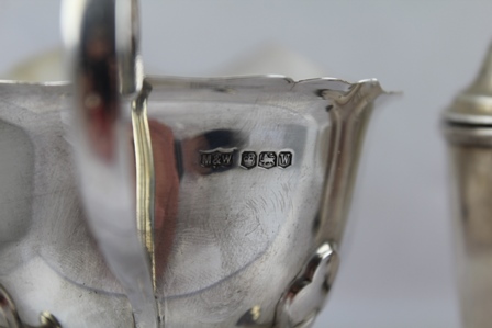 MAPPIN & WEBB A PAIR OF CHIPPENDALE STYLE SILVER SAUCE BOATS, each having a cut rim, plain loop - Image 3 of 3