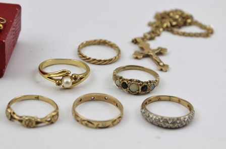 A SELECTION OF JEWELLERY, to include a gold coloured metal crucifix on a fancy faceted polished link - Image 6 of 8