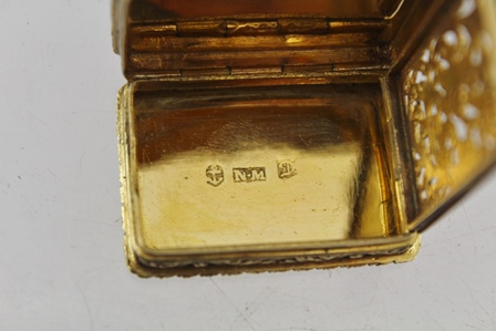 NATHANIEL MILLS AN EARLY VICTORIAN SILVER GILT CASTLE TOPPED VINAIGRETTE, featuring an image of - Image 6 of 10