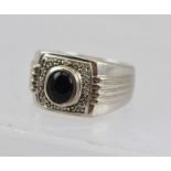 A GENTLEMAN'S 9CT WHITE GOLD DIAMOND AND ONYX RING, size T
