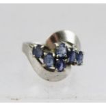 AN 18CT WHITE GOLD AND SAPPHIRE RING, size H