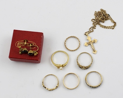 A SELECTION OF JEWELLERY, to include a gold coloured metal crucifix on a fancy faceted polished link