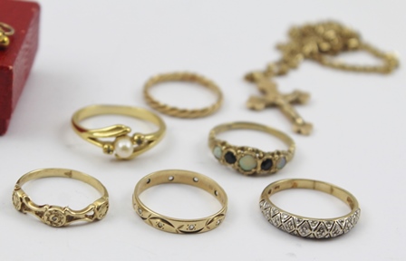 A SELECTION OF JEWELLERY, to include a gold coloured metal crucifix on a fancy faceted polished link - Image 4 of 8