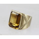 A HEAVY 18CT GOLD DIAMOND AND CITRINE RING, stamped "18k", size O 1/2