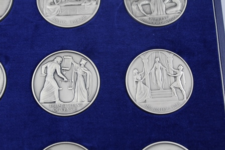 PAUL VINCZE A PRESENTATION SET OF TWELVE SHAKESPEARE COMMEMORATIVE SILVER MEDALLIONS PREPARED BY THE - Image 7 of 8