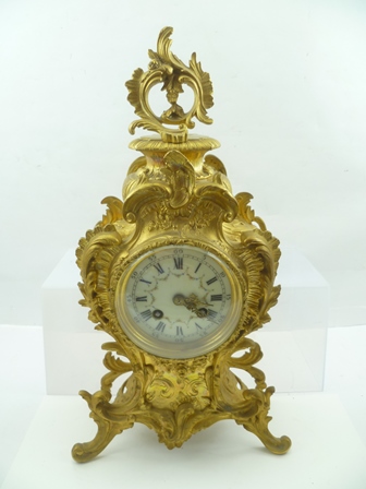 A LATE 19TH CENTURY GILT METAL FRENCH CLOCK GARNITURE GROUP, comprising the central clock, flanked - Image 4 of 6