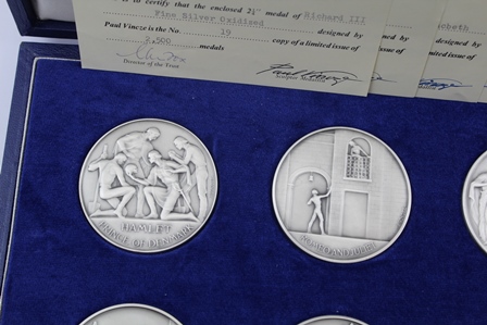 PAUL VINCZE A PRESENTATION SET OF TWELVE SHAKESPEARE COMMEMORATIVE SILVER MEDALLIONS PREPARED BY THE - Image 3 of 8