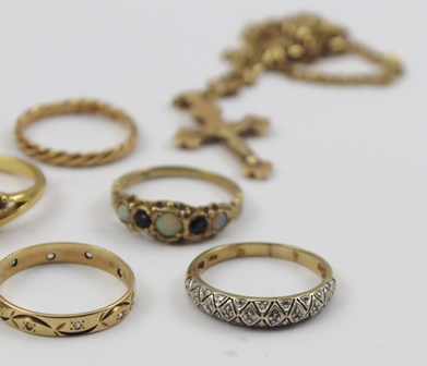 A SELECTION OF JEWELLERY, to include a gold coloured metal crucifix on a fancy faceted polished link - Image 5 of 8