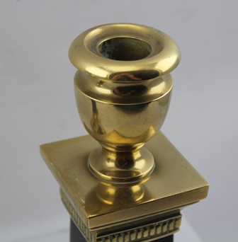 A PAIR OF EARLY 20TH CENTURY, POSSIBLY FRENCH, BRASS MOUNTED AND POLISHED STONE CANDLESTICKS, each - Image 4 of 4