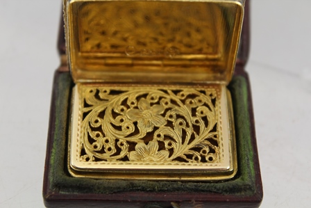 NATHANIEL MILLS AN EARLY VICTORIAN SILVER GILT CASTLE TOPPED VINAIGRETTE, featuring an image of - Image 7 of 10