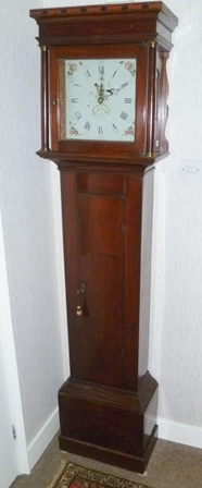 AN EARLY 19TH CENTURY MAHOGANY CASED THIRTY HOUR LONGCASE CLOCK, the hood with column mounts