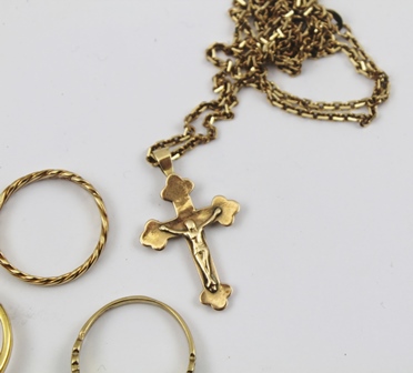 A SELECTION OF JEWELLERY, to include a gold coloured metal crucifix on a fancy faceted polished link - Image 2 of 8