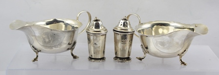 MAPPIN & WEBB A PAIR OF CHIPPENDALE STYLE SILVER SAUCE BOATS, each having a cut rim, plain loop