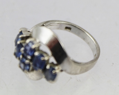 AN 18CT WHITE GOLD AND SAPPHIRE RING, size H - Image 2 of 2