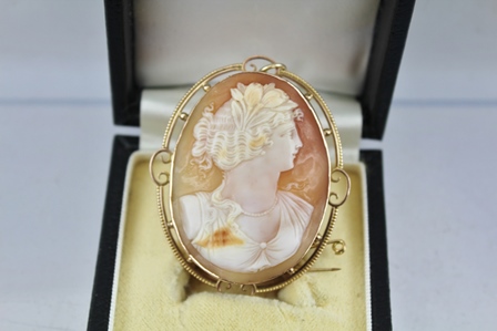 A 9CT GOLD CAMEO BROOCH/PENDANT, the cameo featuring a classical woman in profile, fitted with a