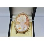 A 9CT GOLD CAMEO BROOCH/PENDANT, the cameo featuring a classical woman in profile, fitted with a