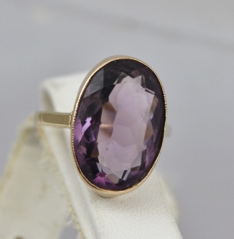 AN AMETHYST SET GOLD DRESS RING, the rub over setting stamped 9ct, set with an oval amethyst, size S - Image 2 of 4