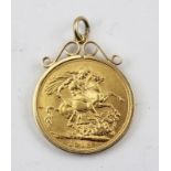 A FULL SOVEREIGN GEORGE V 1913 GOLD COIN MOUNTED AS A PENDANT, within a loose fitting 9ct gold mount