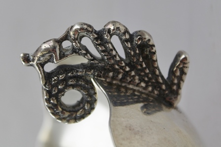 A MEXICAN "STERLING" SILVER SHALLOW BOWL, with decorative cast handles, various stamps to base - Bild 2 aus 3