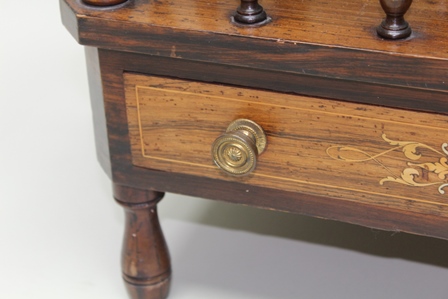 A 19TH CENTURY ROSEWOOD CANTERBURY with decorative inlaid frame, spindle gallery supports, the box - Bild 3 aus 4