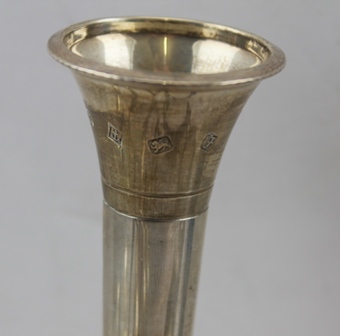 JOSEPH RODGERS & SONS AN EARLY 20TH CENTURY SILVER TOAST RACK, raised on ball feet, Sheffield - Bild 3 aus 7