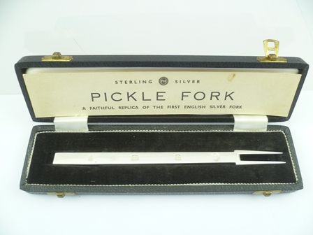 FRANCIS HOWARD LTD. A MID 20TH CENTURY SILVER PICKLE FORK (based on the design of one of the - Bild 2 aus 2