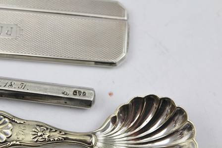 A QUANTITY OF ASSORTED SILVER AND SILVER PLATED BIJOUTERIE, including a silver cased small comb, - Bild 4 aus 5