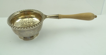 MARLOW BROTHERS A LATE 20TH CENTURY SILVER TEA STRAINER of Georgian design, having gadrooned rim