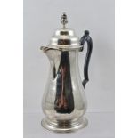 WILLIAM HUTTON & SONS LTD. AN EARLY 20TH CENTURY SILVER HOT WATER JUG, with hinged domed cover and