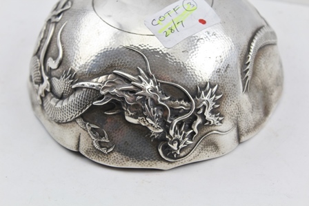 A CHINESE EXPORT SILVER BOWL, hammered finish with raised dragon design in the round, character mark - Bild 3 aus 7