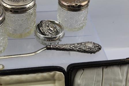 A SELECTION OF VARIOUS SILVER MOUNTED GLASS DRESSING TABLE APPOINTMENTS and THREE CASES OF SILVER - Bild 8 aus 9