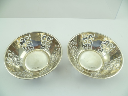 ROBERTS & BELK A PAIR OF LATE 19TH CENTURY PIERCED SILVER BON-BON DISHES, Sheffield 1899, 10.75cm