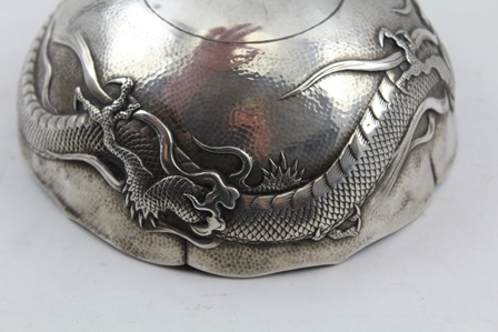 A CHINESE EXPORT SILVER BOWL, hammered finish with raised dragon design in the round, character mark - Bild 5 aus 7