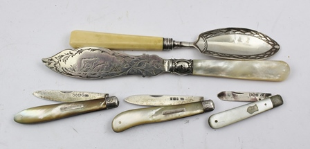 THOMAS PRIME & SON A VICTORIAN SILVER BLADED BUTTER KNIFE with engraved cattle decoration, fitted