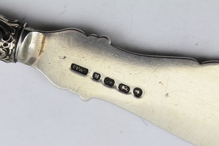 THOMAS PRIME & SON A VICTORIAN SILVER BLADED BUTTER KNIFE with engraved cattle decoration, fitted - Bild 6 aus 7