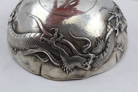 A CHINESE EXPORT SILVER BOWL, hammered finish with raised dragon design in the round, character mark - Bild 4 aus 7