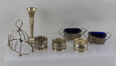 JOSEPH RODGERS & SONS AN EARLY 20TH CENTURY SILVER TOAST RACK, raised on ball feet, Sheffield