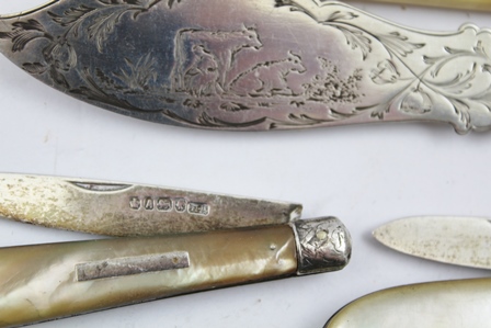 THOMAS PRIME & SON A VICTORIAN SILVER BLADED BUTTER KNIFE with engraved cattle decoration, fitted - Bild 2 aus 7