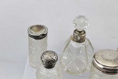 A SELECTION OF VARIOUS SILVER MOUNTED GLASS DRESSING TABLE APPOINTMENTS and THREE CASES OF SILVER - Bild 6 aus 9